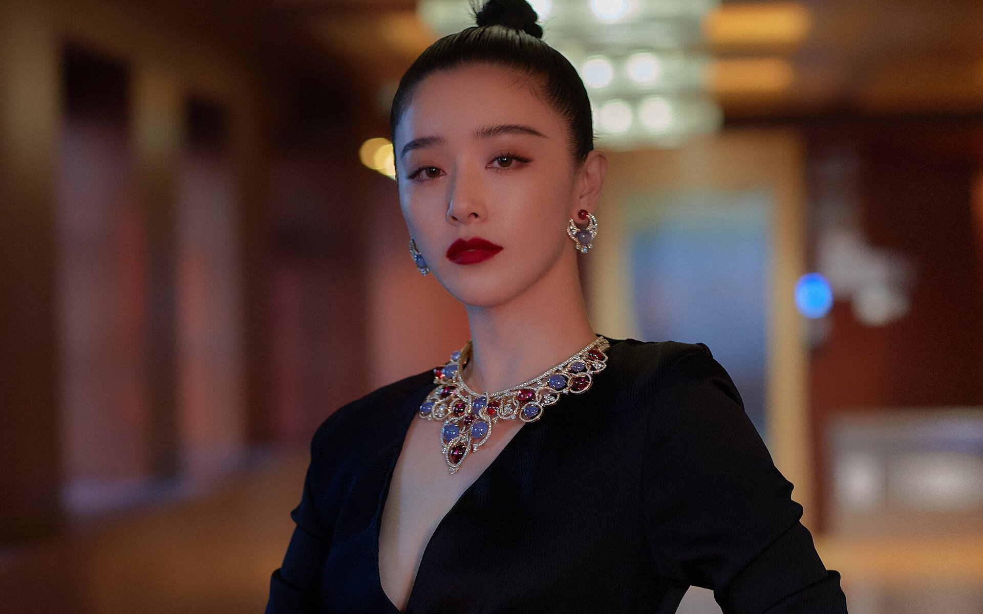 紧张比赛中球员们拼尽全力，呈现出令人瞩目的表现，比赛时紧张